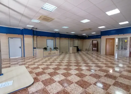 Local comercial construido en nave de 540 metros con licencia de apertura en uso en Alcázar de San Juan