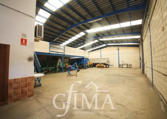 Nave en alquiler por el polígono industrial con 500 m2 de parcela en Tomelloso