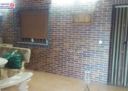 Parcela cercada de 457 m2, 108 m2 construidos. Cuenta con baño completo, salón amplio con Aire Acondicionado, ideal para eventos y reuniones. Barra de bar, porche cenador techado construido con ladr en Villafranca de los Caballeros