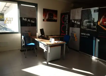 Parcela de uso industrial con una superficie de 5215 metros y util de 1291 metros, con taller mecanico , amacenes , aseos y oficinas , con muy buenos accesos de entrada y salida a autovia de los vi� en Tomelloso