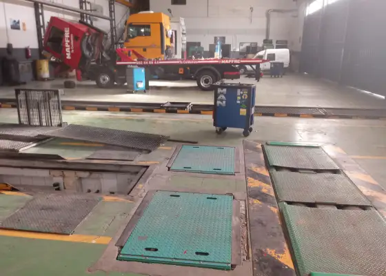 Parcela de uso industrial con una superficie de 5215 metros y util de 1291 metros, con taller mecanico , amacenes , aseos y oficinas , con muy buenos accesos de entrada y salida a autovia de los vi� en Tomelloso