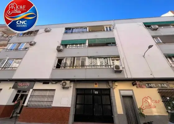 Piso en venta en Tomelloso, de 106 m2 con 3 dormitorios y 2 baños por 60.000 €, Ref. 0400