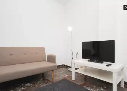 Se alquila habitación con armario empotrado en piso compartido, Ronda en Granada