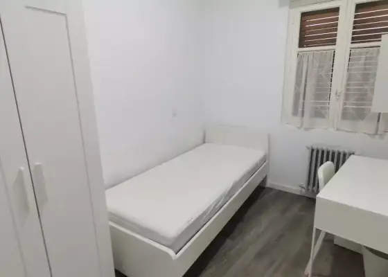Se alquila habitación en apartamento de 4 dormitorios en Salamanca