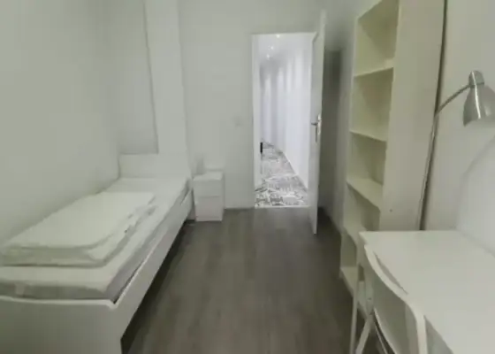 Se alquila habitación en apartamento de 4 dormitorios en Salamanca