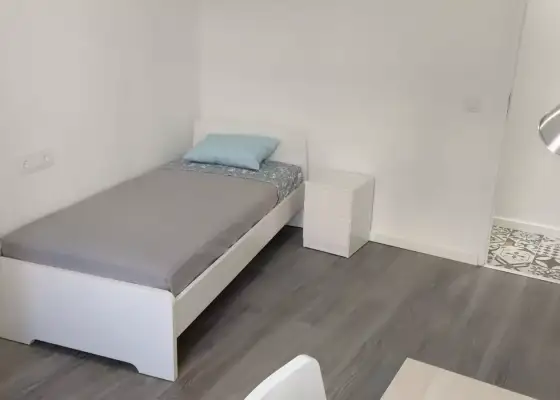 Se alquila habitación en apartamento de 4 dormitorios en Salamanca