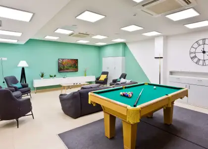 Se alquila habitación en piso compartido de 1 habitación en Ensanche-Zabalgunea, gastos incluidos, solo estudiantes. en Pamplona