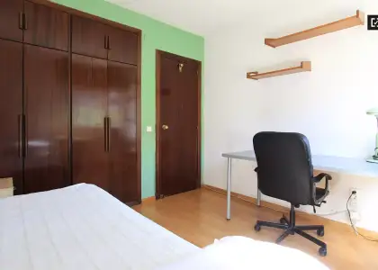 Se alquila habitación en piso compartido de 3 habitaciones en Pacífico, gastos incluidos, solo profesionales y estudiantes. en Madrid