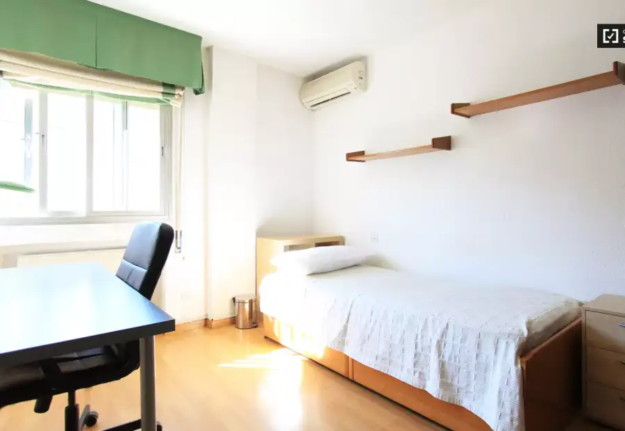 Se alquila habitación en piso compartido de 3 habitaciones en Pacífico, gastos incluidos, solo profesionales y estudiantes. en Madrid