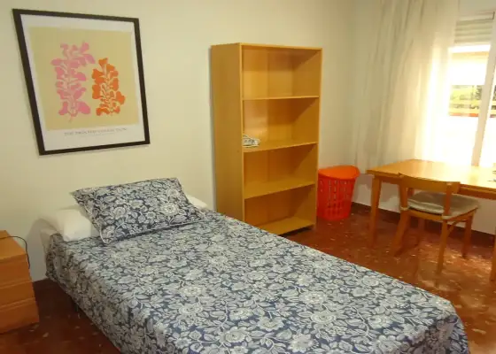 Se alquila habitación en piso compartido de 4 habitaciones en Ciudad Jardín, Córdoba.