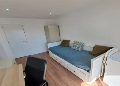 Se alquila habitación en piso compartido de 4 habitaciones en La Creu del Grau, solo chicas en Valencia