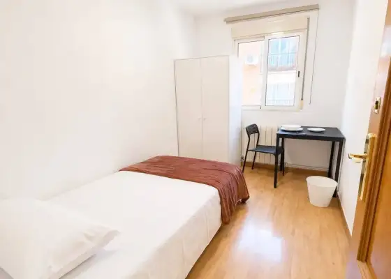 Se alquila habitación en piso compartido de 4 habitaciones en Pradolongo, todos los gastos incluidos. en Madrid