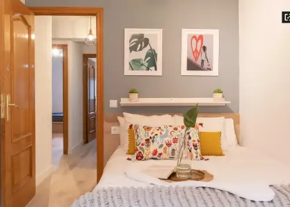 Se alquila habitación en piso compartido de 4 habitaciones en Valdeacederas en Madrid