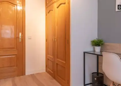 Se alquila habitación en piso compartido de 4 habitaciones en Valdeacederas en Madrid