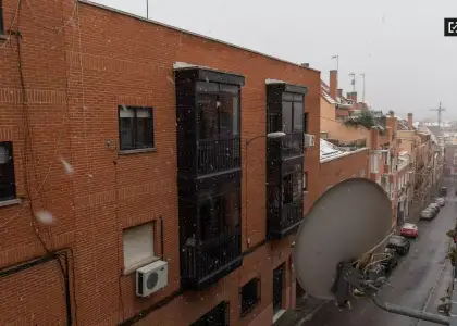 Se alquila habitación en piso compartido de 4 habitaciones en Valdeacederas en Madrid