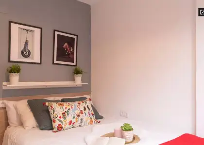 Se alquila habitación en piso compartido de 4 habitaciones en Valdeacederas en Madrid