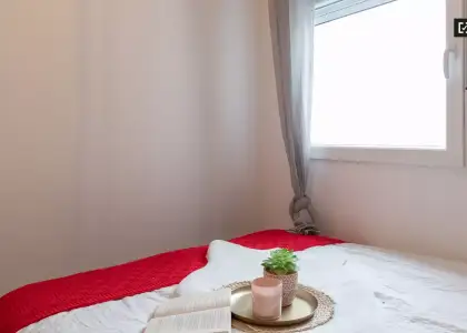 Se alquila habitación en piso compartido de 4 habitaciones en Valdeacederas en Madrid