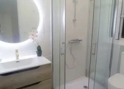 Se alquila habitación en piso compartido de 5 habitaciones en Adra, gastos incluidos, ideal solo para chicas. en Almería