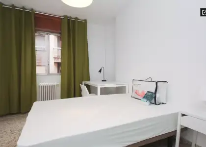 Se alquila habitación en piso compartido de 5 habitaciones en Camino de Ronda, profesionales y estudiantes. en Granada