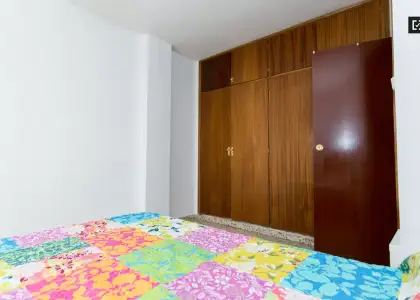 Se alquila habitación en piso compartido de 5 habitaciones en Camino de Ronda, profesionales y estudiantes. en Granada