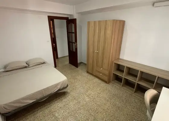 Se alquila habitación en piso compartido de 5 habitaciones en Camino de Ronda en Granada