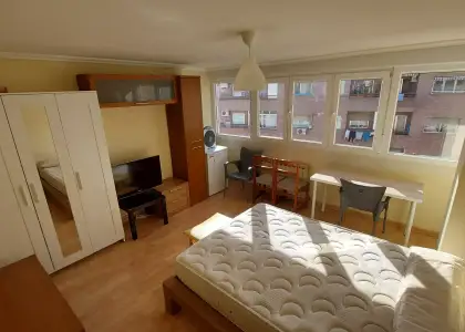 Se alquila habitación en piso de 4 habitaciones en Zaragoza en Zaragoza