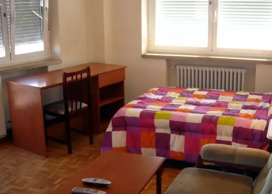 Se alquila habitación en piso de 5 dormitorios en Salamanca - Mujeres