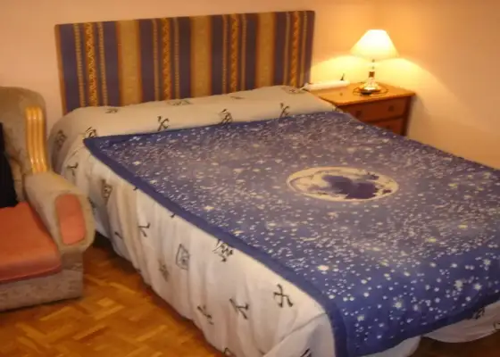 Se alquila habitación en piso de 5 dormitorios en Salamanca - Mujeres