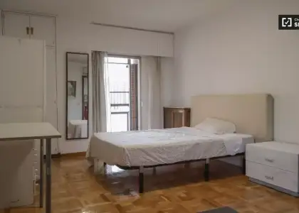 Se alquila habitación en piso de 7 habitaciones en Chamartín, Madrid en Madrid
