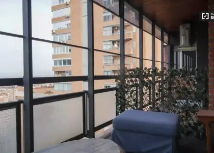 Se alquila habitación en piso de 7 habitaciones en Chamartín, Madrid en Madrid