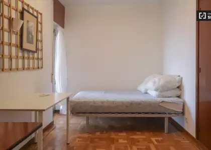 Se alquila habitación en piso de 7 habitaciones en Chamartín, Madrid en Madrid