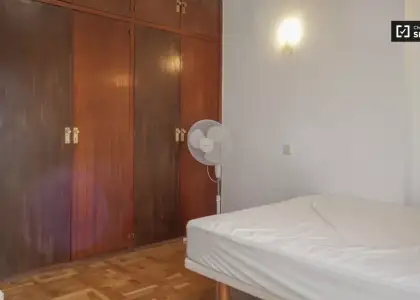 Se alquila habitación en piso de 7 habitaciones en Chamartín, Madrid en Madrid
