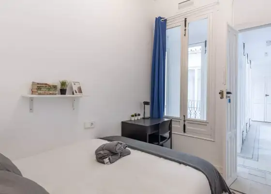 Se alquila habitación en piso de 8 habitaciones en Granada