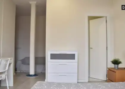 Se alquila habitación en piso de 8 habitaciones en Valencia en Valencia