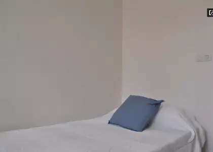 Se alquila habitación en piso de 8 habitaciones en Valencia en Valencia