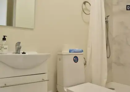 Se alquila habitación en piso de 8 habitaciones en Valencia en Valencia