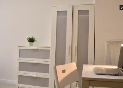 Se alquila habitación en piso de 8 habitaciones en Valencia en Valencia
