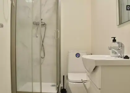 Se alquila habitación en piso de 8 habitaciones en Valencia en Valencia