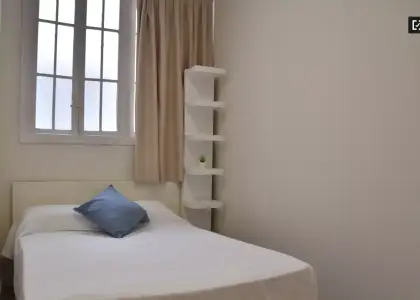 Se alquila habitación en piso de 8 habitaciones en Valencia en Valencia