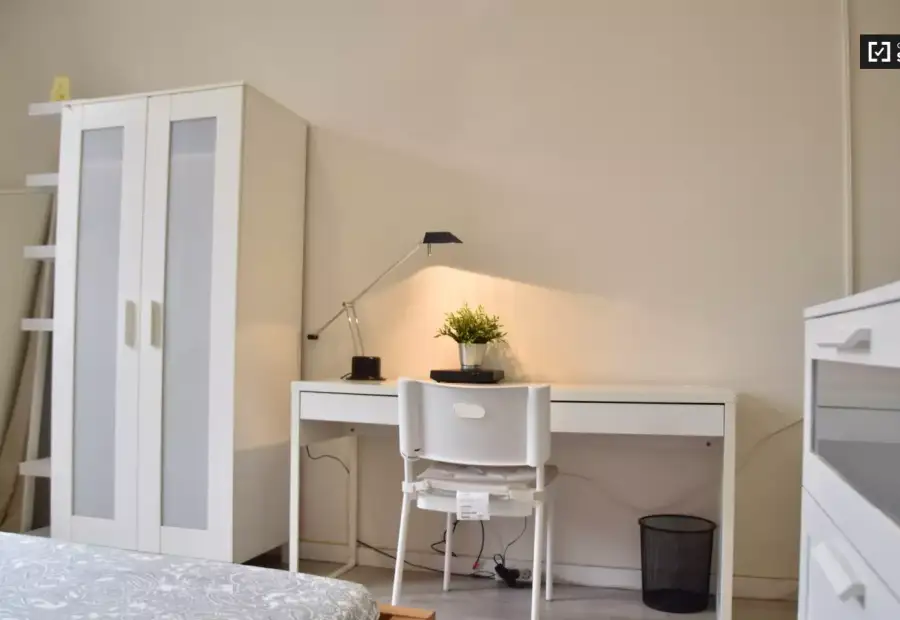 Se alquila habitación en piso de 8 habitaciones en Valencia en Valencia
