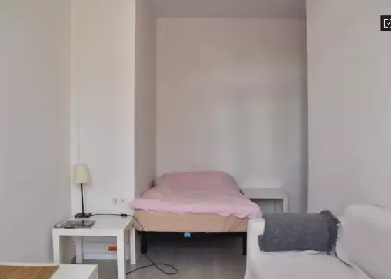 Se alquila habitación en piso de 8 habitaciones en Valencia