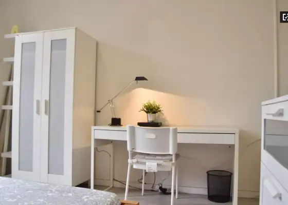 Se alquila habitación en piso de 8 habitaciones en Valencia