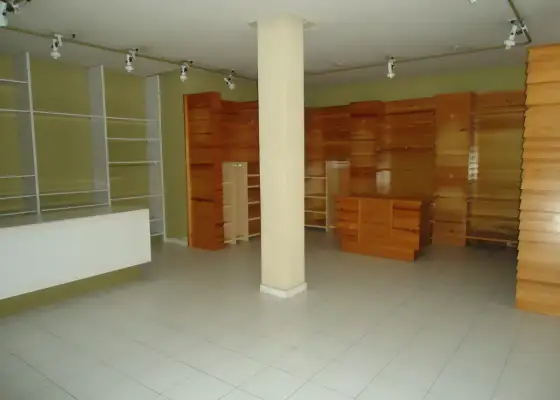 Se alquila local comercial de 80 metros cuadrados en el centro de Manzanares