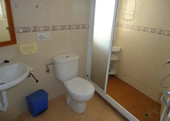 Se alquila piso totalmente centrico y semi-amueblado con cuatro dormitorios en Manzanares