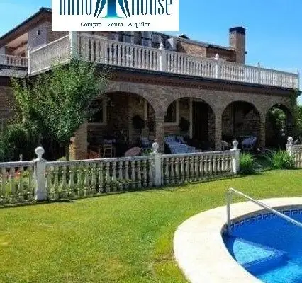 Se vende chalet cerca de Albacete. Urbanización vigilada.