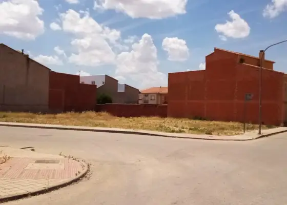 Terreno en venta en La Solana, 458 m² · 183.000 €