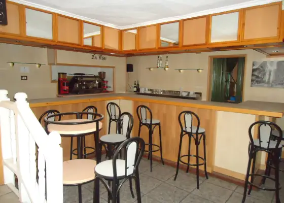 Venta de bar totalmente equipado en Manzanares