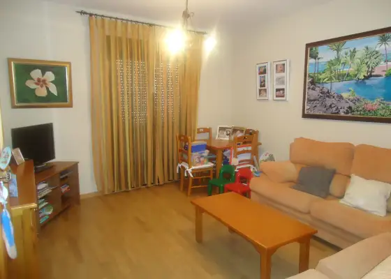Venta de piso de tres dormitorios con garaje y trastero en zona residencial en Manzanares