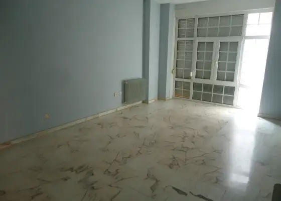 Venta de piso de tres dormitorios y dos baños totalmente centrico en Manzanares